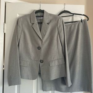 Super Cute Barely Used Le Suit skirt Suit size 8 light Grey Pinstripes